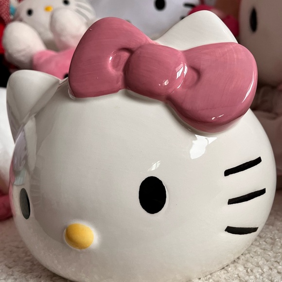 SOLD NWT Large Hello Kitty planter! SUPER CUTE ceramic planter. - Picture 4 of 6